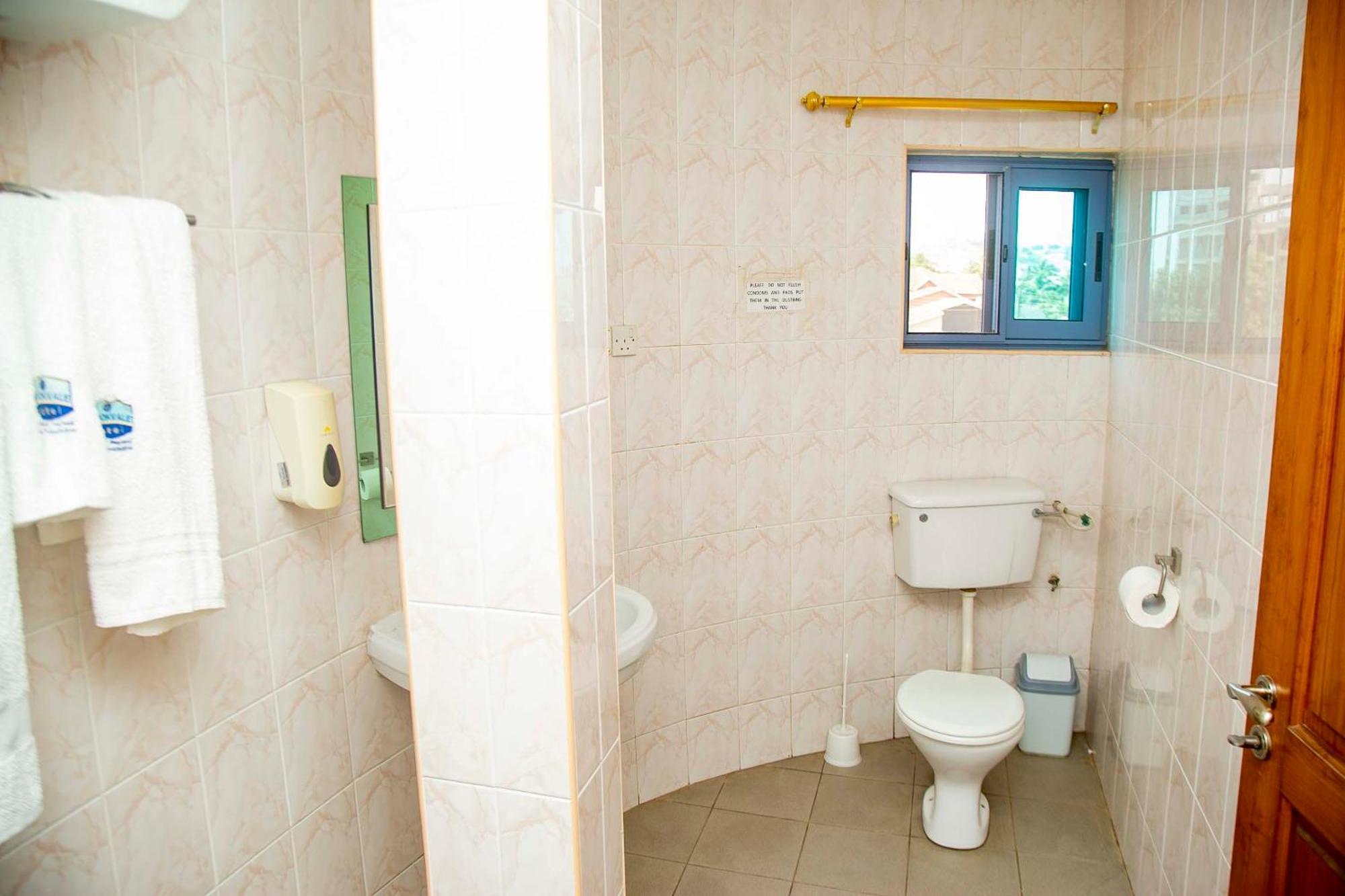Brookvale Hotel Weija Extérieur photo