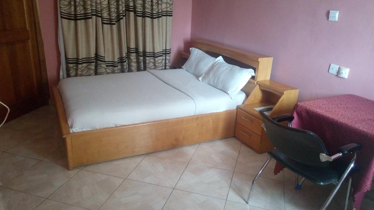 Brookvale Hotel Weija Extérieur photo